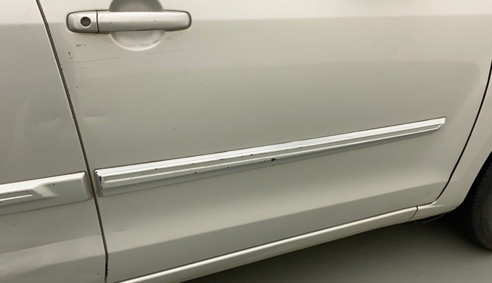 2014 Maruti Ertiga VXI, Petrol, Manual, 76,333 km, Driver-side door - Minor scratches