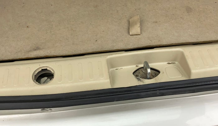 2014 Maruti Ertiga VXI, Petrol, Manual, 76,333 km, Dicky (Boot door) - Trim lock has minor damage