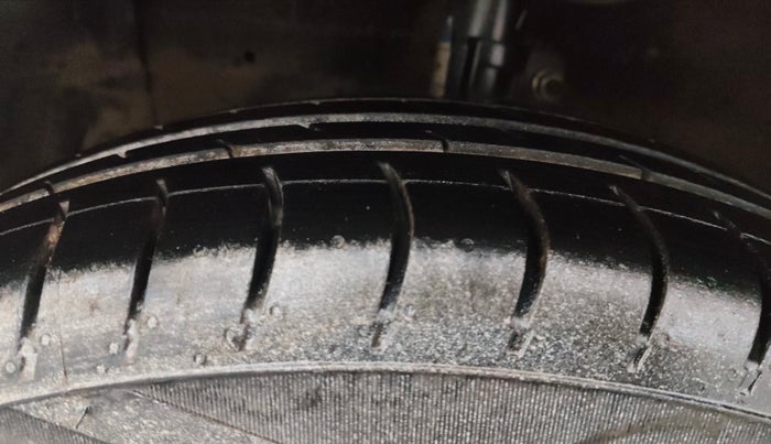 2015 Maruti Swift VXI, Petrol, Manual, 43,661 km, Left Front Tyre Tread