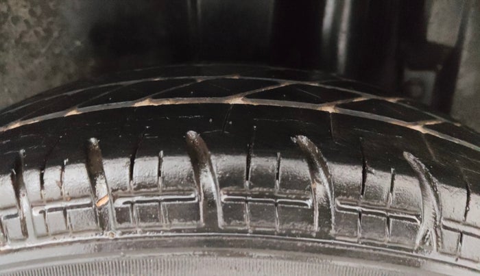 2015 Maruti Swift VXI, Petrol, Manual, 43,661 km, Left Rear Tyre Tread