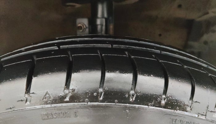 2015 Maruti Swift VXI, Petrol, Manual, 43,661 km, Right Front Tyre Tread