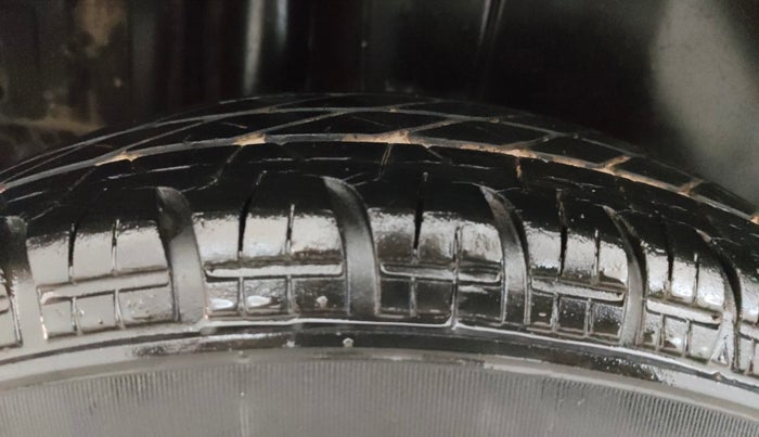 2015 Maruti Swift VXI, Petrol, Manual, 43,661 km, Right Rear Tyre Tread