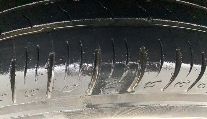 2014 Renault Duster 85 PS RXE DIESEL, Diesel, Manual, 78,157 km, Left Front Tyre Tread