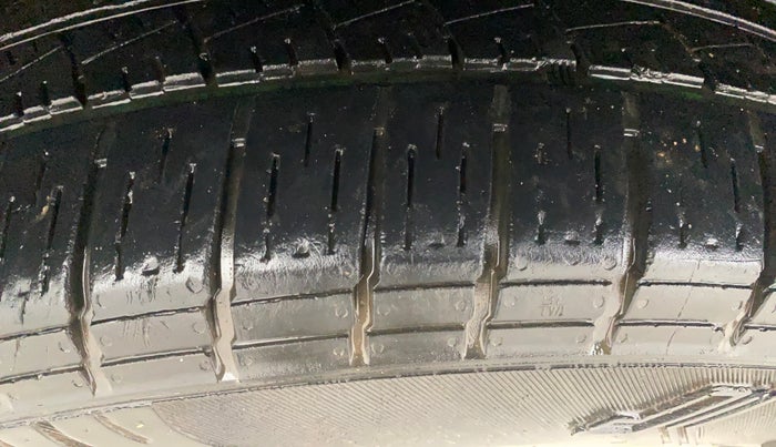 2014 Renault Duster 85 PS RXE DIESEL, Diesel, Manual, 78,157 km, Right Rear Tyre Tread