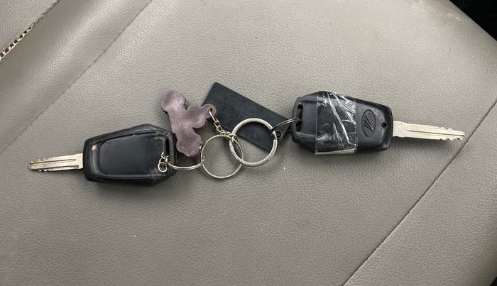 2016 Mahindra Kuv100 K4 6 STR, Petrol, Manual, 43,964 km, Key Close Up