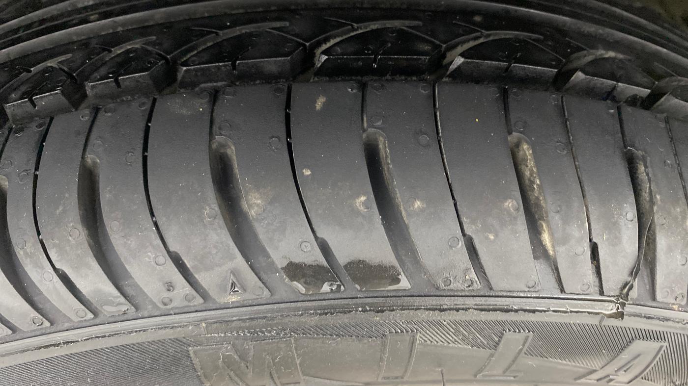 2016 Mahindra Kuv100 K4 6 STR, Petrol, Manual, 44,104 km, Right Rear Tyre Tread