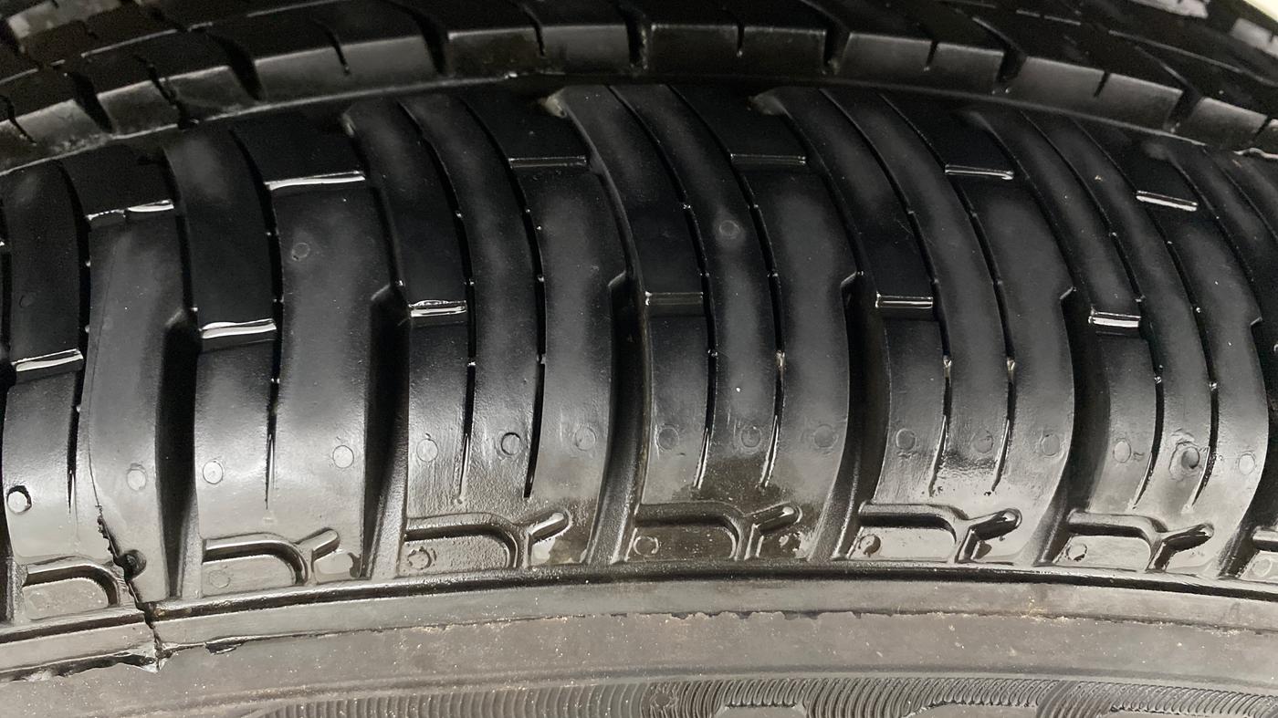 2016 Mahindra Kuv100 K4 6 STR, Petrol, Manual, 44,104 km, Left Rear Tyre Tread