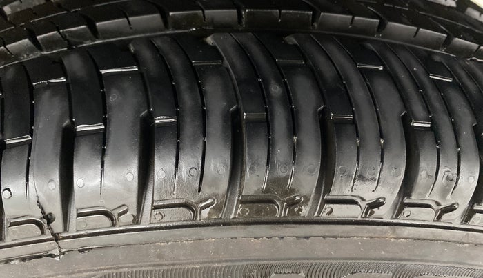 2016 Mahindra Kuv100 K4 6 STR, Petrol, Manual, 43,964 km, Left Rear Tyre Tread