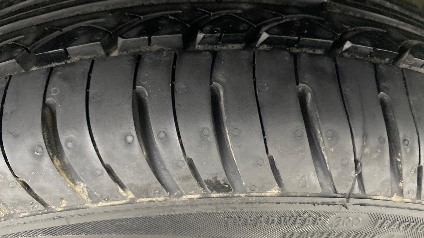 2016 Mahindra Kuv100 K4 6 STR, Petrol, Manual, 44,104 km, Right Front Tyre Tread