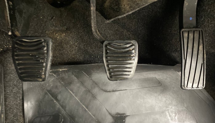 2016 Mahindra Kuv100 K4 6 STR, Petrol, Manual, 43,964 km, Pedals