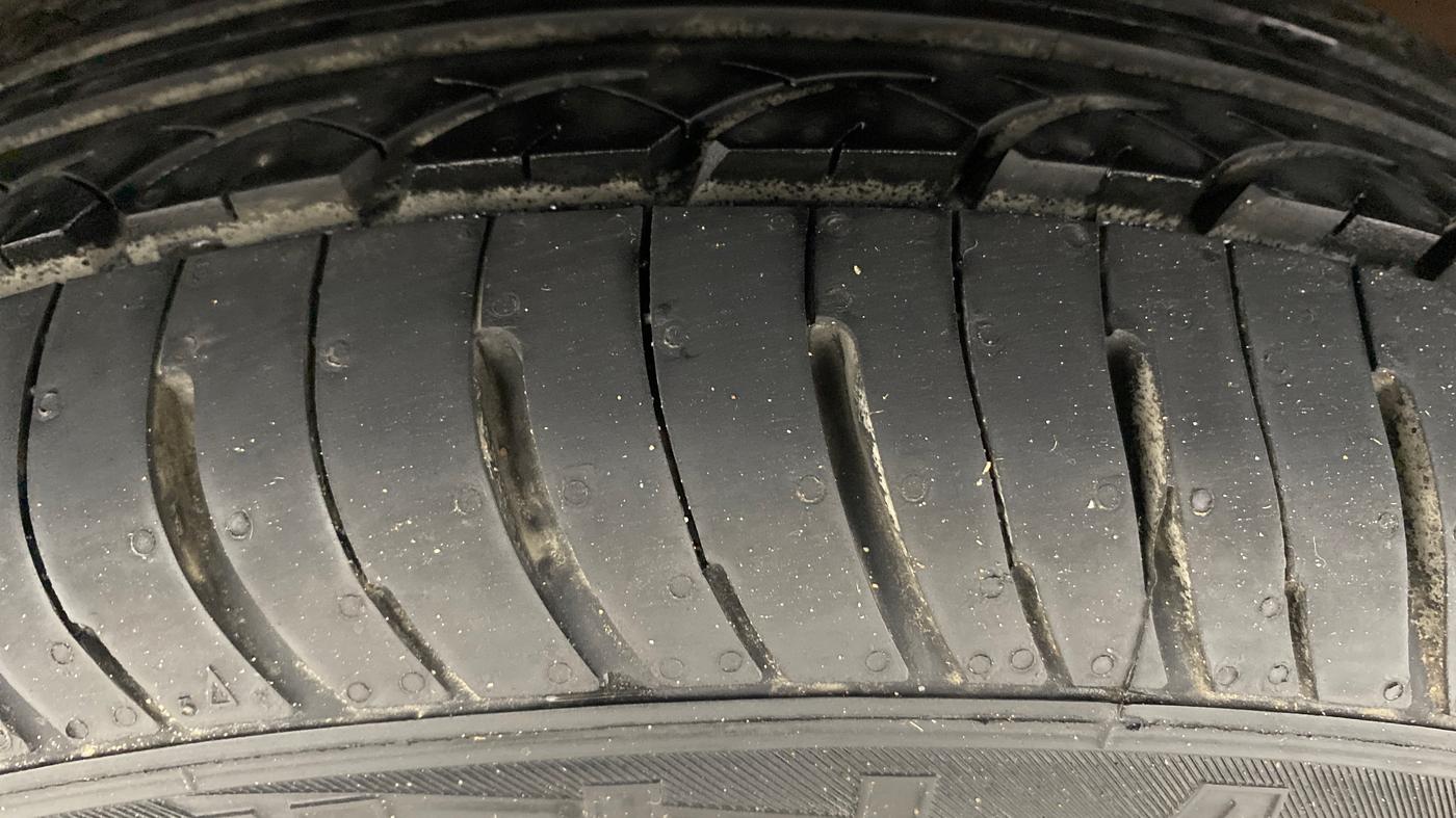 2016 Mahindra Kuv100 K4 6 STR, Petrol, Manual, 44,104 km, Left Front Tyre Tread