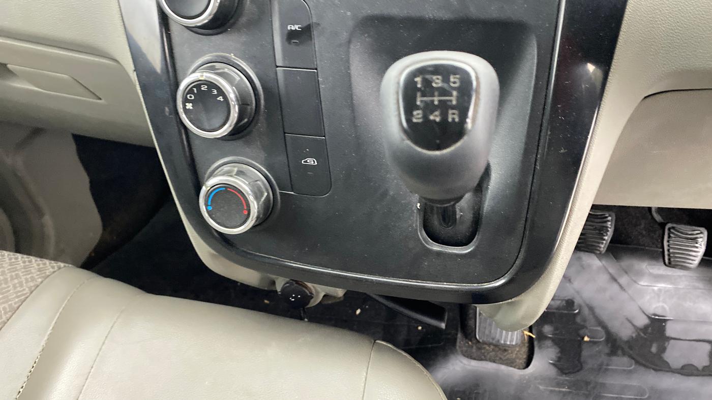 2016 Mahindra Kuv100 K4 6 STR, Petrol, Manual, 44,104 km, Gear Lever
