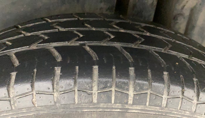 2014 Maruti Swift VXI, Petrol, Manual, 25,358 km, Left Rear Tyre Tread