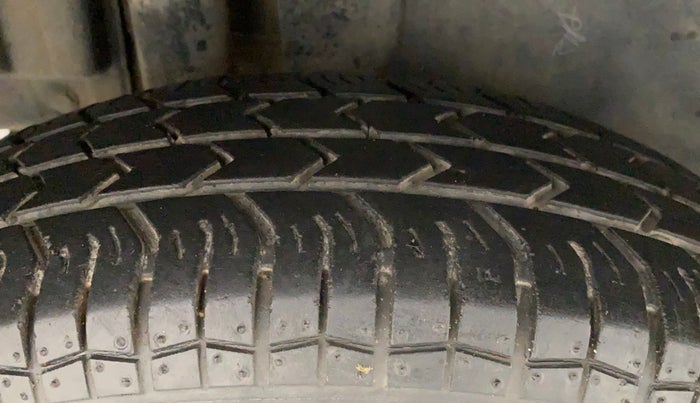 2014 Maruti Swift VXI, Petrol, Manual, 25,358 km, Right Rear Tyre Tread