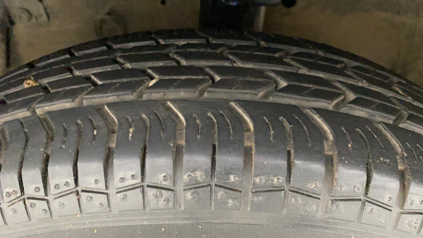 2014 Maruti Swift VXI, Petrol, Manual, 25,358 km, Left Front Tyre Tread