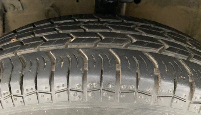 2014 Maruti Swift VXI, Petrol, Manual, 25,358 km, Left Front Tyre Tread