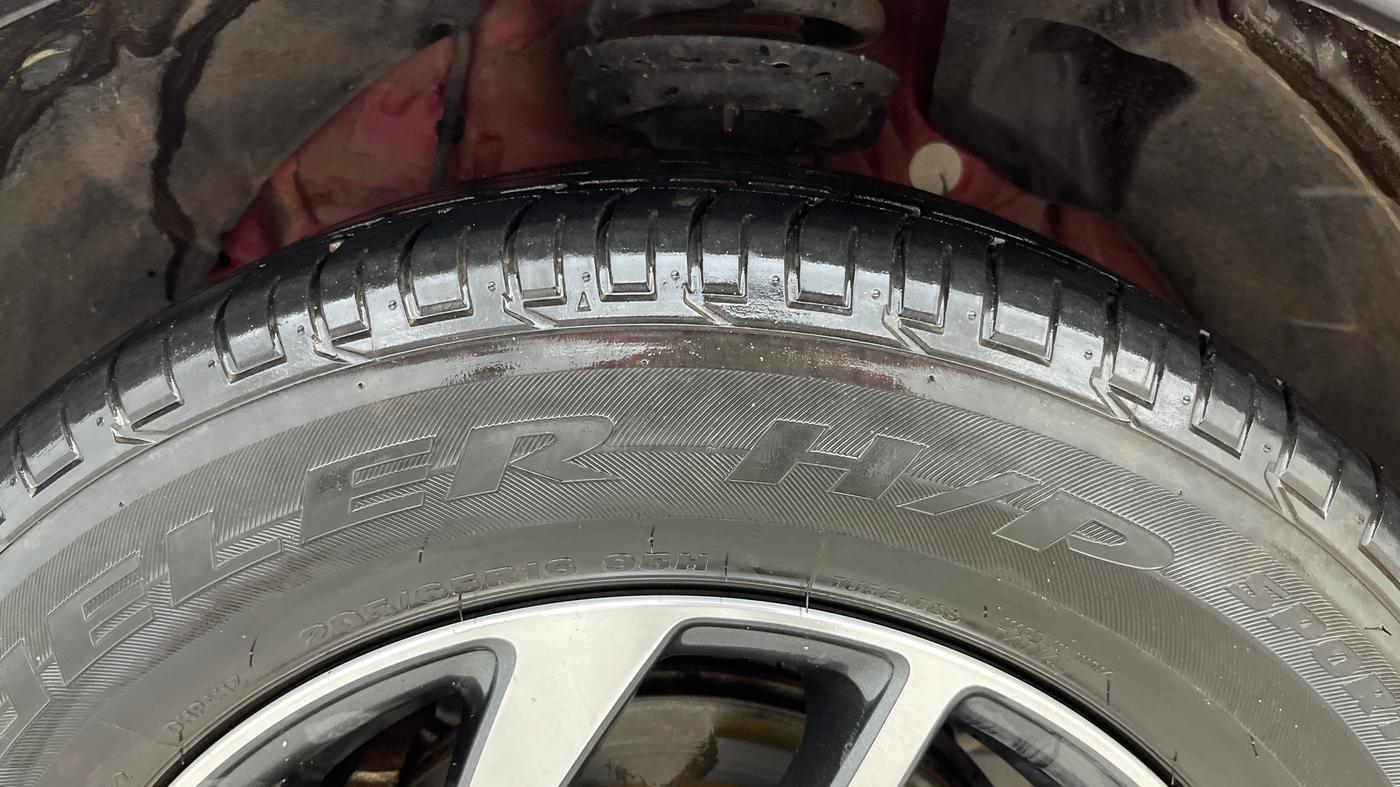 2023 Mahindra XUV300 W8 (O) 1.2 PETROL AMT, Petrol, Automatic, 9,410 km, Left Front Tyre Tread