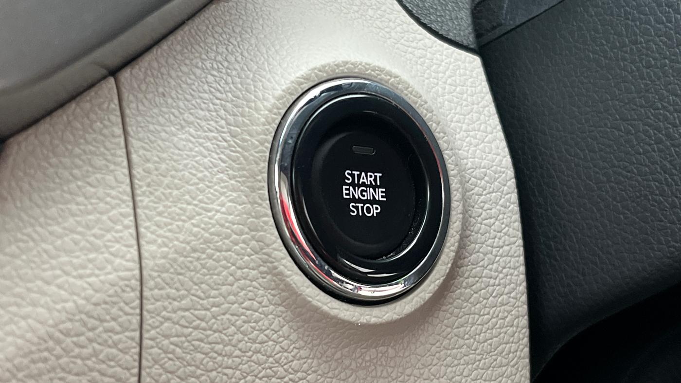 2023 Mahindra XUV300 W8 (O) 1.2 PETROL AMT, Petrol, Automatic, 9,410 km, Keyless Start/ Stop Button