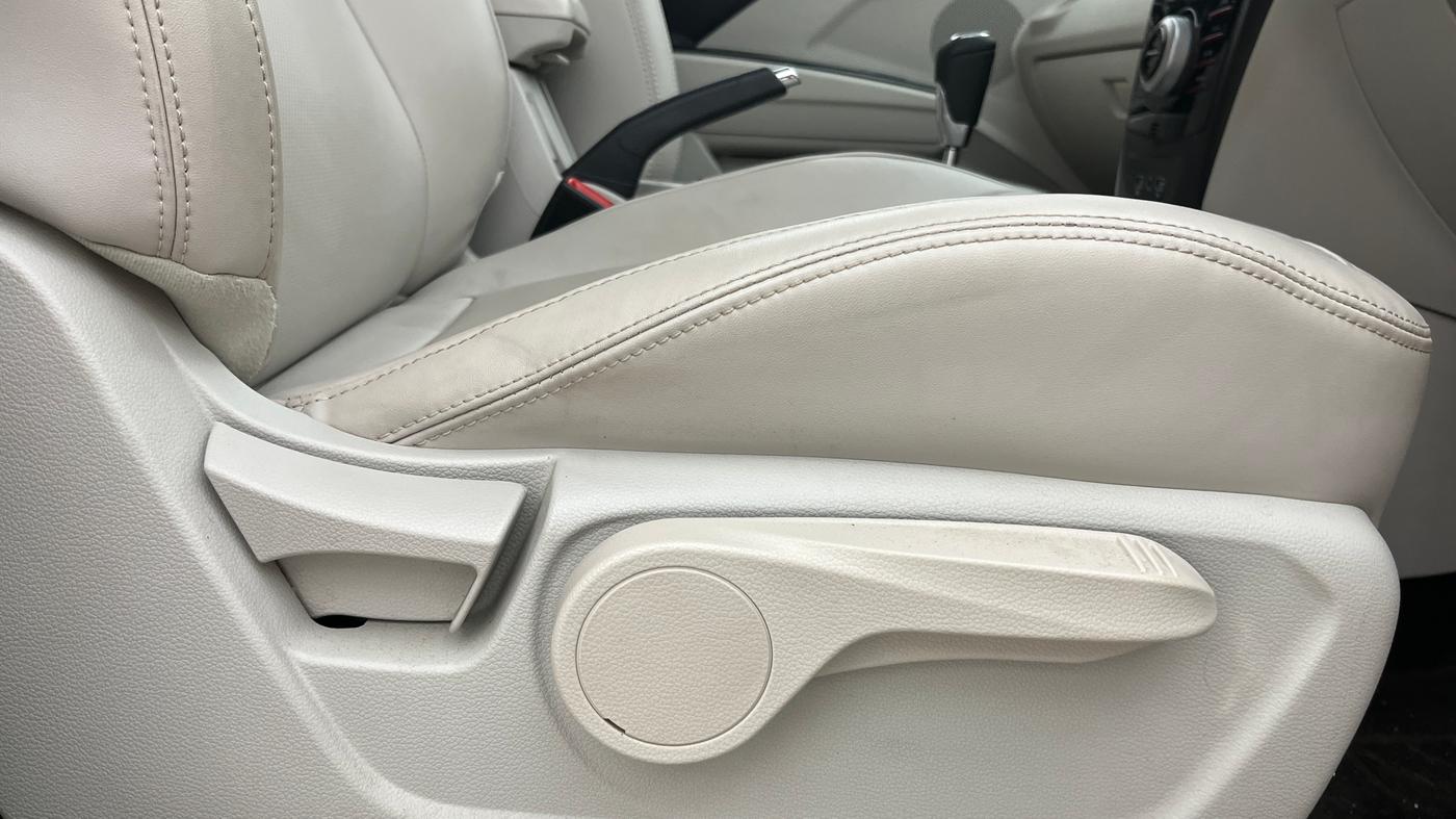 2023 Mahindra XUV300 W8 (O) 1.2 PETROL AMT, Petrol, Automatic, 9,410 km, Driver Side Adjustment Panel