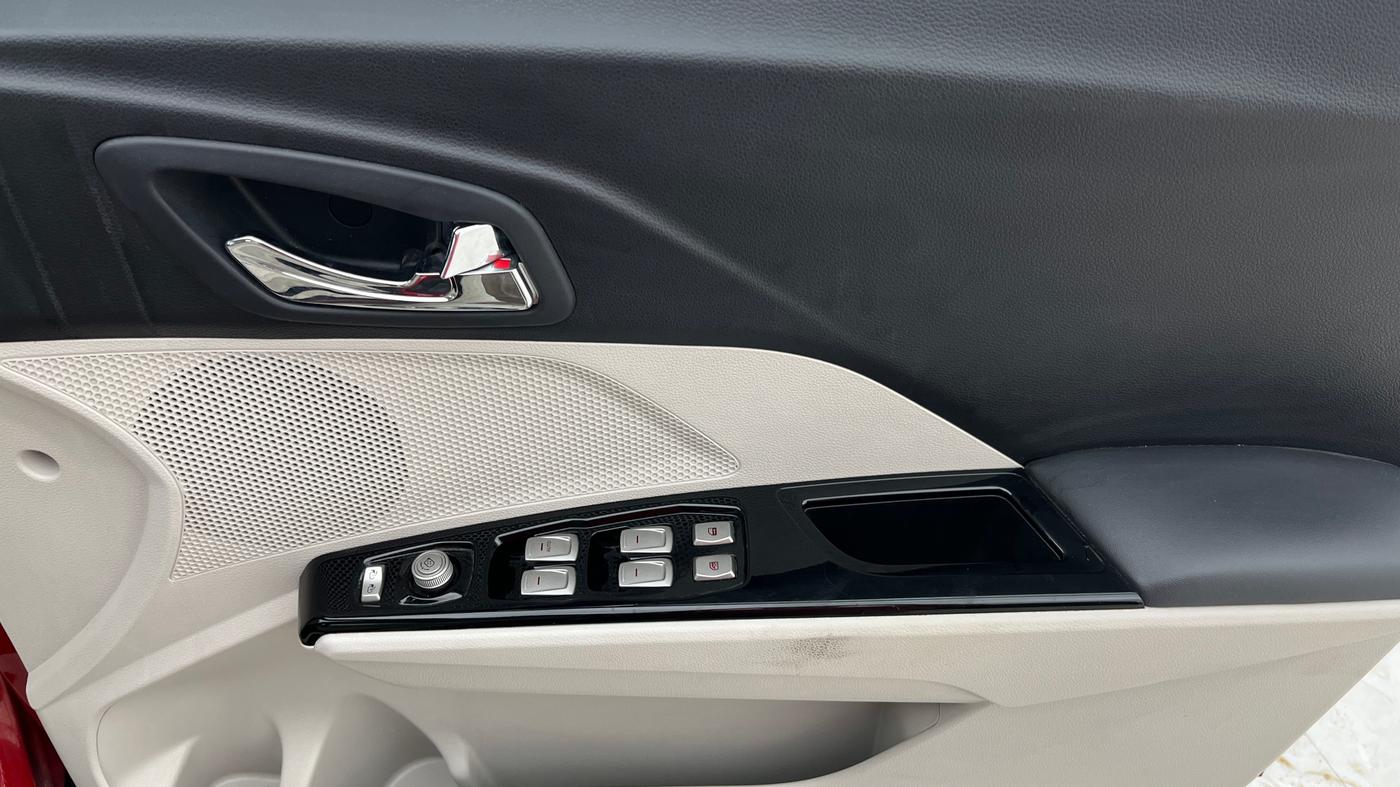 2023 Mahindra XUV300 W8 (O) 1.2 PETROL AMT, Petrol, Automatic, 9,410 km, Driver Side Door Panels Control