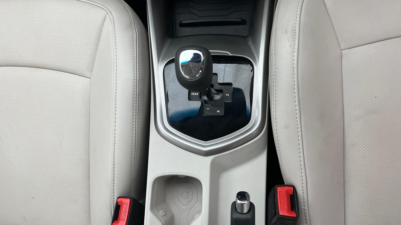 2023 Mahindra XUV300 W8 (O) 1.2 PETROL AMT, Petrol, Automatic, 9,410 km, Gear Lever