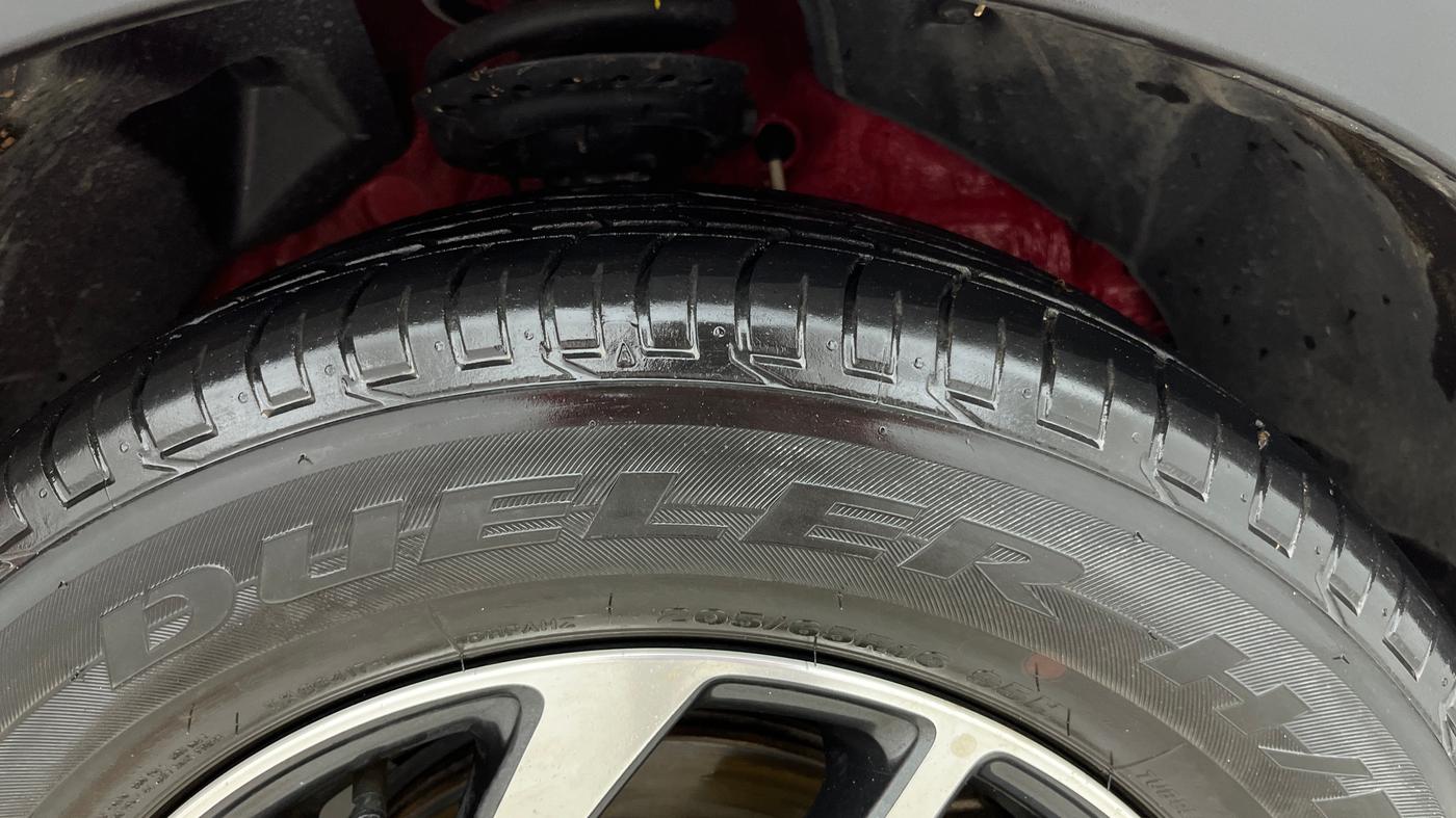 2023 Mahindra XUV300 W8 (O) 1.2 PETROL AMT, Petrol, Automatic, 9,410 km, Right Front Tyre Tread