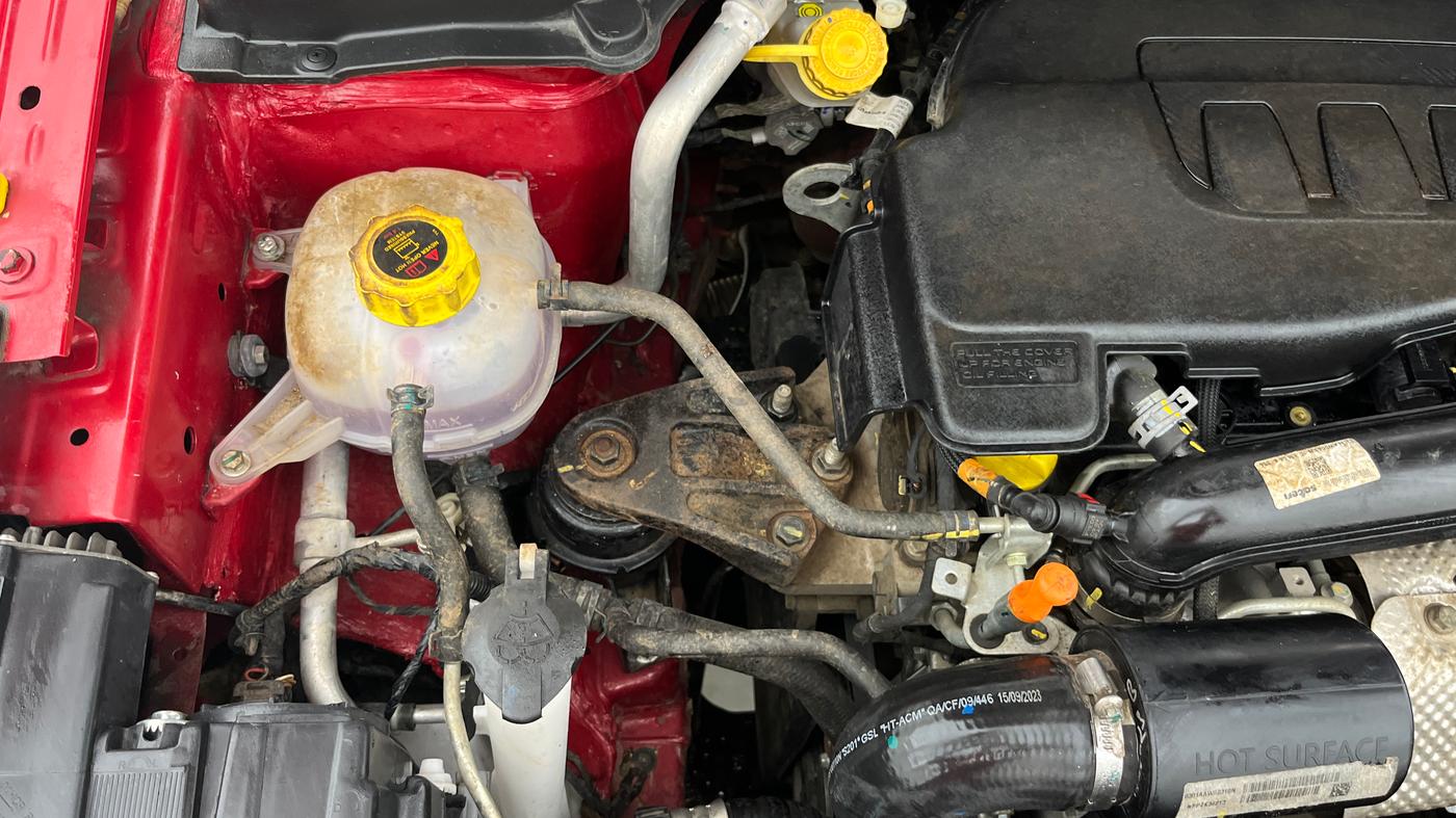 2023 Mahindra XUV300 W8 (O) 1.2 PETROL AMT, Petrol, Automatic, 9,410 km, Engine View - Right