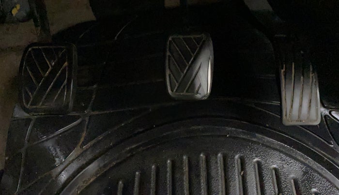 2015 Maruti Swift Dzire LXI (O), CNG, Manual, 1,08,326 km, Pedals