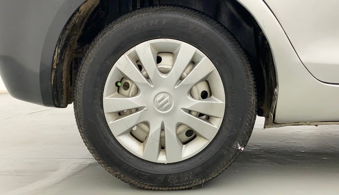 2015 Maruti Swift Dzire LXI (O), CNG, Manual, 1,08,326 km, Right Rear Wheel