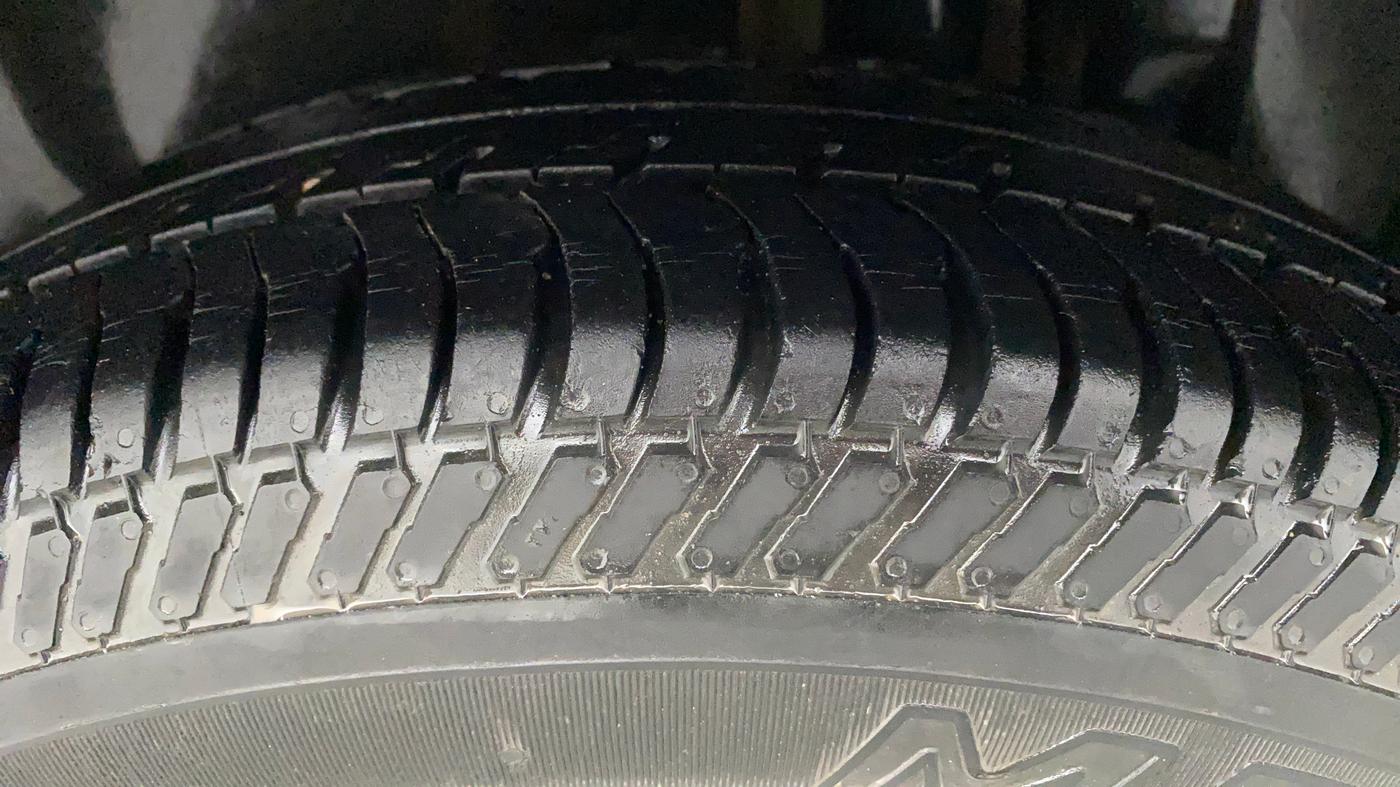 2015 Maruti Swift Dzire LXI (O), CNG, Manual, 1,08,326 km, Left Rear Tyre Tread