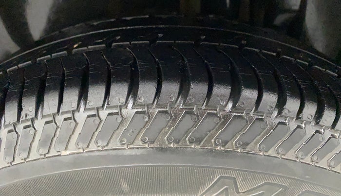 2015 Maruti Swift Dzire LXI (O), CNG, Manual, 1,08,326 km, Left Rear Tyre Tread