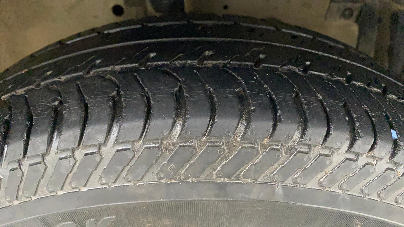 2015 Maruti Swift Dzire LXI (O), CNG, Manual, 1,08,326 km, Right Front Tyre Tread