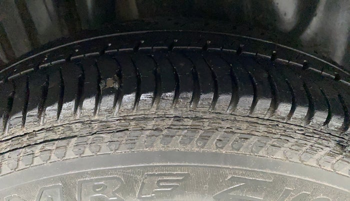 2015 Maruti Swift Dzire LXI (O), CNG, Manual, 1,08,326 km, Right Rear Tyre Tread