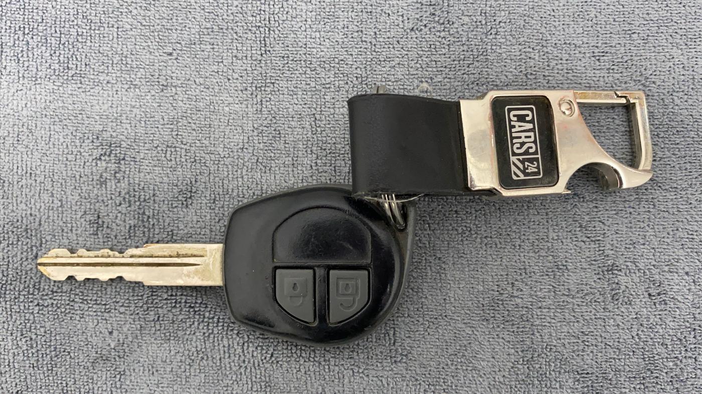2015 Maruti Swift Dzire LXI (O), CNG, Manual, 1,08,326 km, Key Close Up