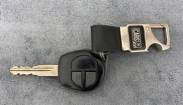 2015 Maruti Swift Dzire LXI (O), CNG, Manual, 1,08,326 km, Key Close Up