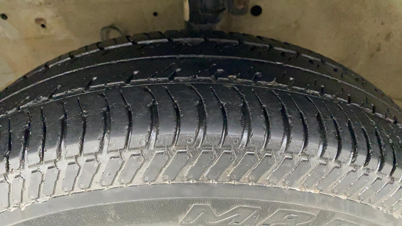 2015 Maruti Swift Dzire LXI (O), CNG, Manual, 1,08,326 km, Left Front Tyre Tread