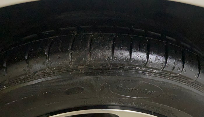 2017 Hyundai Grand i10 SPORTZ (O) AT 1.2 KAPPA VTVT, Petrol, Automatic, 39,461 km, Right Front Tyre Tread