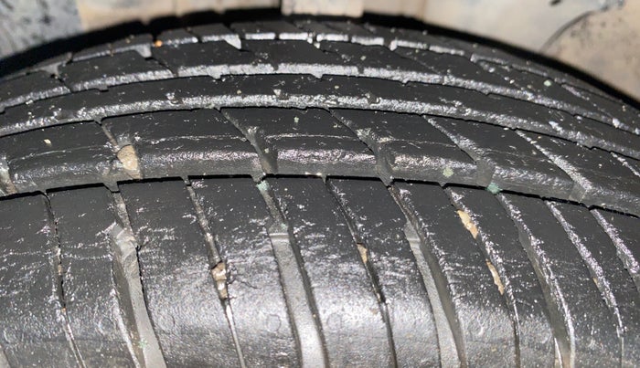 2017 Renault Kwid RXT 1.0, Petrol, Manual, 29,916 km, Left Front Tyre Tread