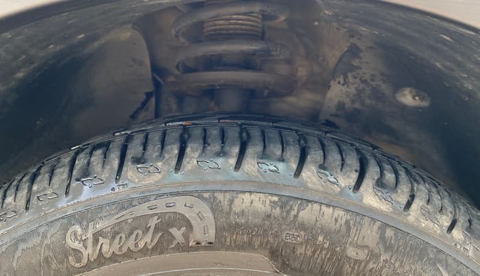 2018 Mahindra XUV500 W7, Diesel, Manual, 1,03,059 km, Right Front Tyre Tread