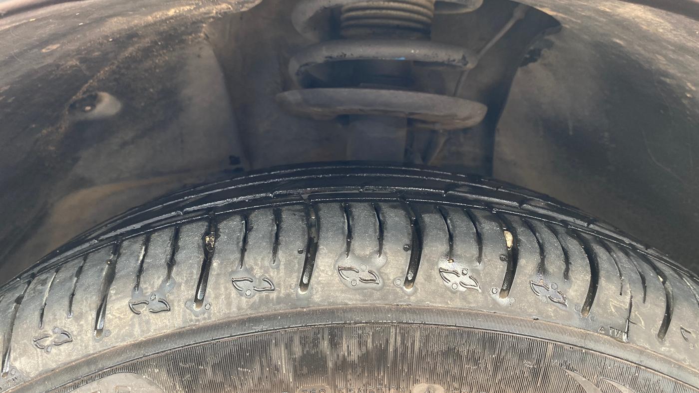 2018 Mahindra XUV500 W7, Diesel, Manual, 1,03,059 km, Left Front Tyre Tread