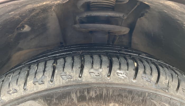 2018 Mahindra XUV500 W7, Diesel, Manual, 1,03,059 km, Left Front Tyre Tread