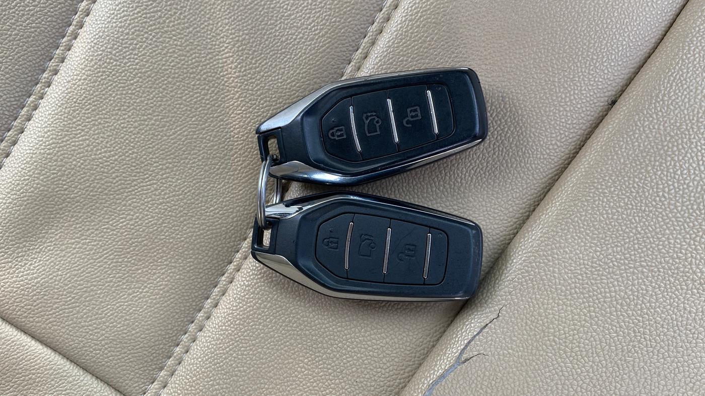 2018 Mahindra XUV500 W7, Diesel, Manual, 1,03,059 km, Key Close Up