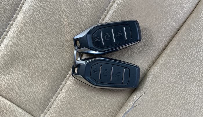2018 Mahindra XUV500 W7, Diesel, Manual, 1,03,059 km, Key Close Up