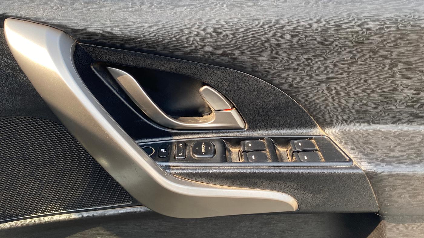 2018 Mahindra XUV500 W7, Diesel, Manual, 1,03,059 km, Driver Side Door Panels Control