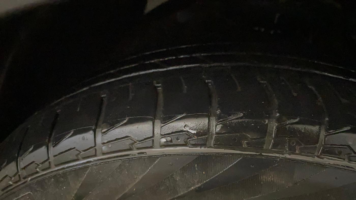 2019 Mahindra XUV300 W8 1.2 PETROL, Petrol, Manual, 83,596 km, Right Front Tyre Tread