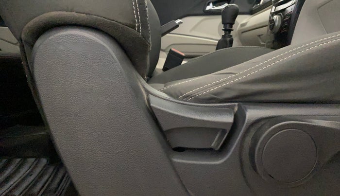 2019 Mahindra XUV300 W8 1.2 PETROL, Petrol, Manual, 83,696 km, Driver Side Adjustment Panel