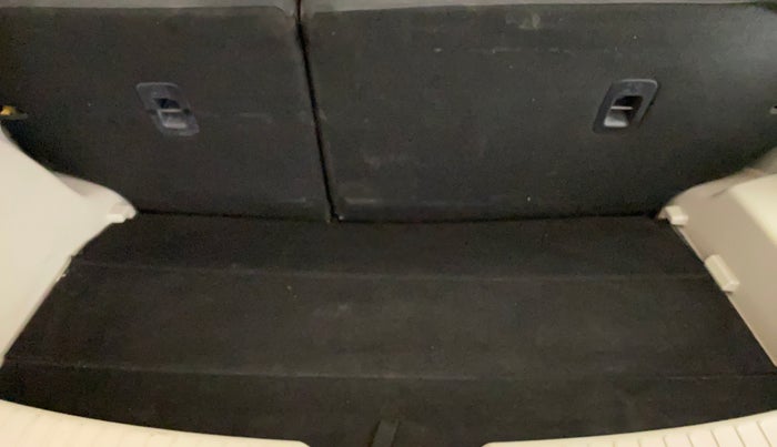 2019 Mahindra XUV300 W8 1.2 PETROL, Petrol, Manual, 83,696 km, Boot Inside