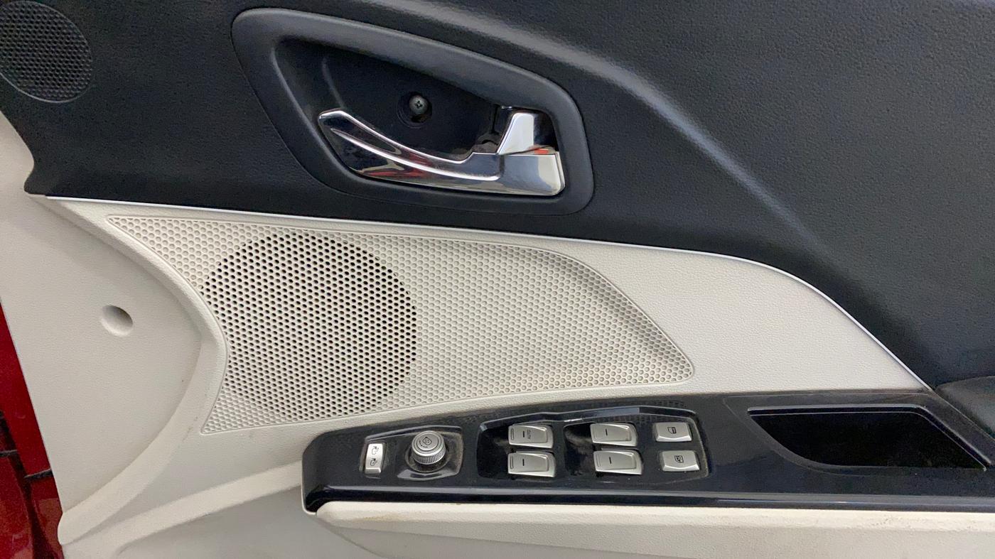 2019 Mahindra XUV300 W8 1.2 PETROL, Petrol, Manual, 83,596 km, Driver Side Door Panels Control