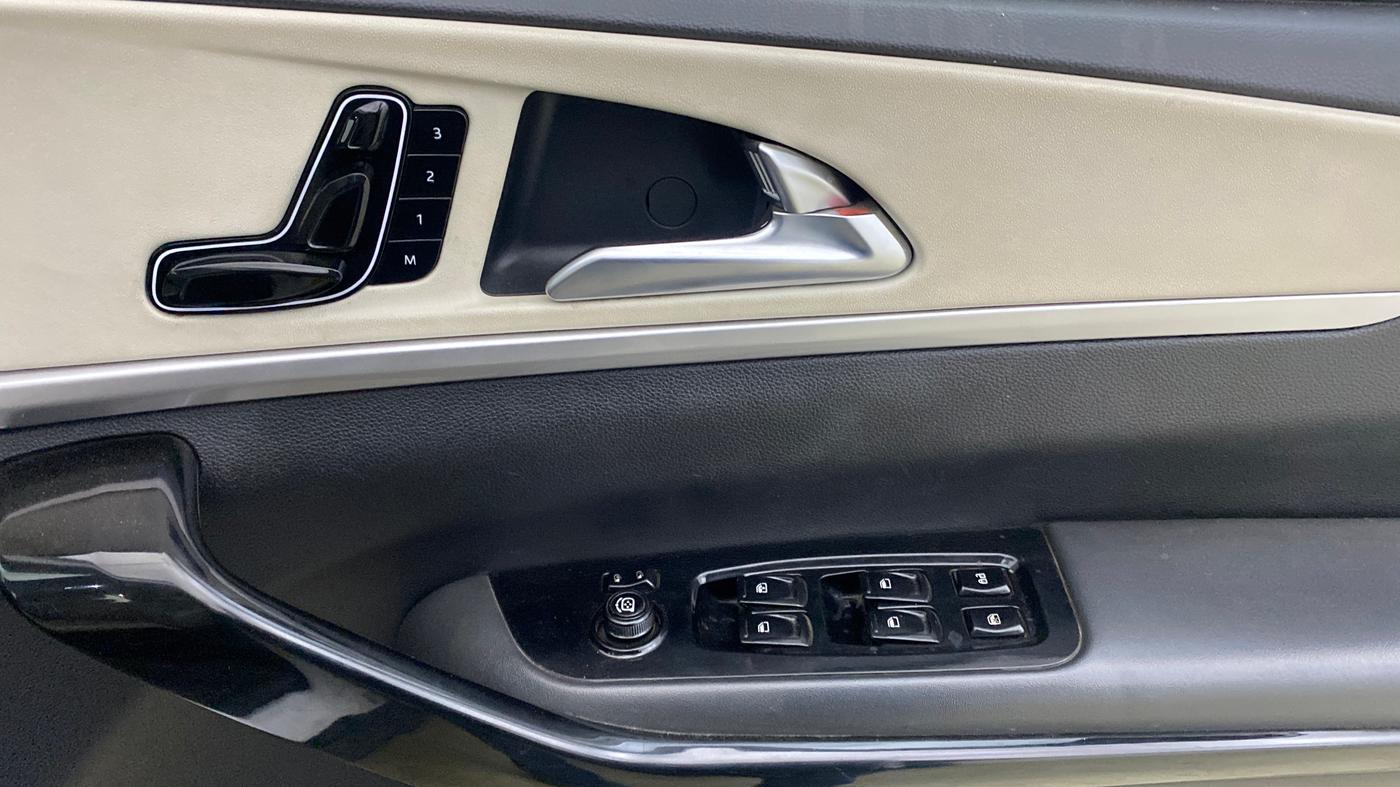 2023 Mahindra XUV700 AX 7 LUXURY D AT 7 STR, Diesel, Automatic, 31,537 km, Driver Side Door Panels Control