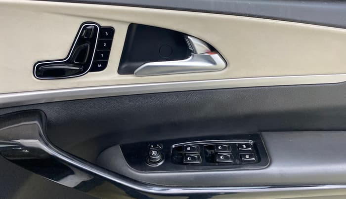 2023 Mahindra XUV700 AX 7 LUXURY D AT 7 STR, Diesel, Automatic, 31,537 km, Driver Side Door Panels Control